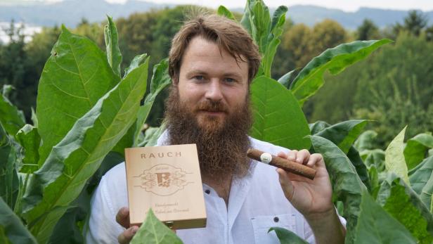 Auf einem halben Hektar baut Johannes Rauch in Großbeeten 5.000 Pflanzen an und erntet jeden Sommer 200 Kilogramm Tabak