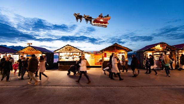 Fliegender Schlitten mit Weihnachtsmann in Montreux, Schweiz
